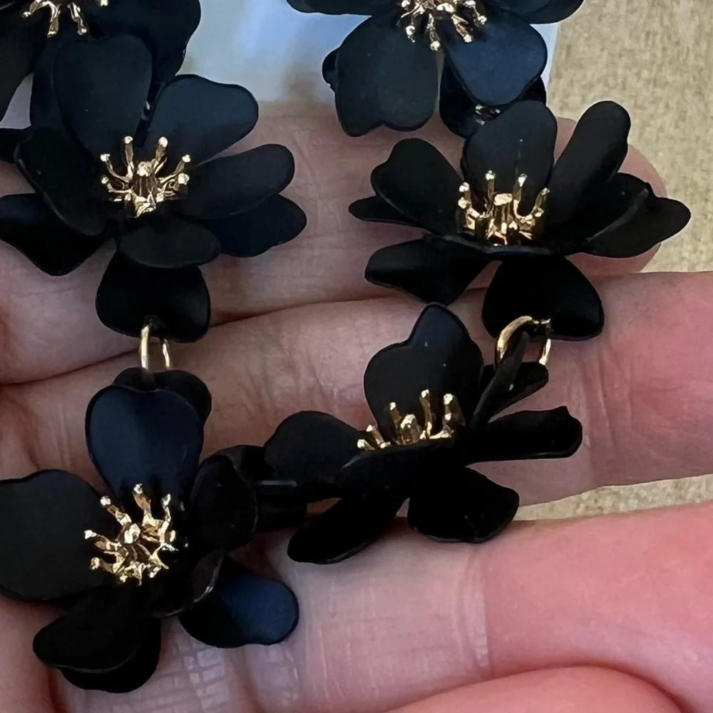 Black flower drop earrings pierced metal alloy gold - Picture 5 of 7